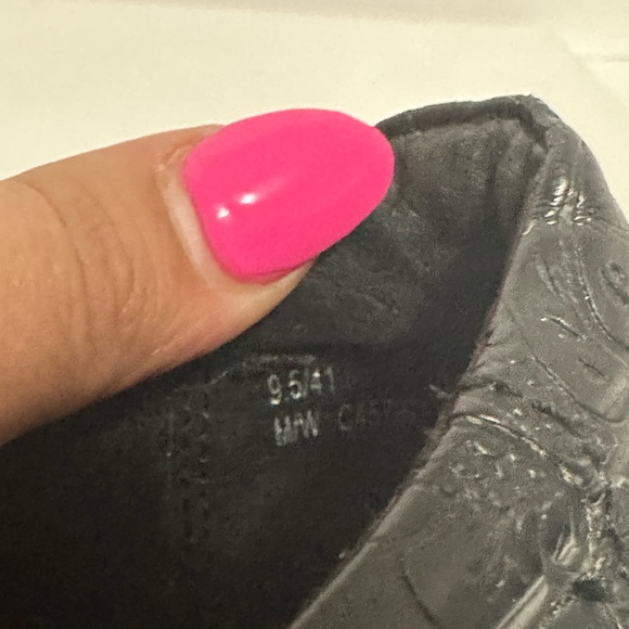 B.O.C Born Peggy Tooled Leather Look Clogs Embossed Paisley Black Women Size 9.5 - Picture 8 of 8